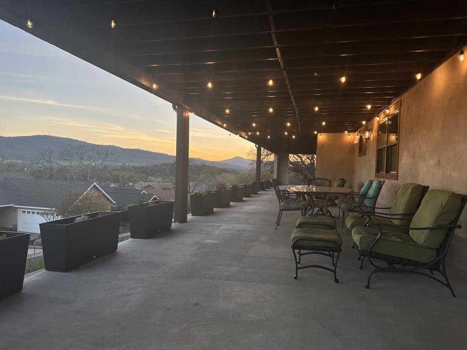 Huge views, private deck, comfy furniture!