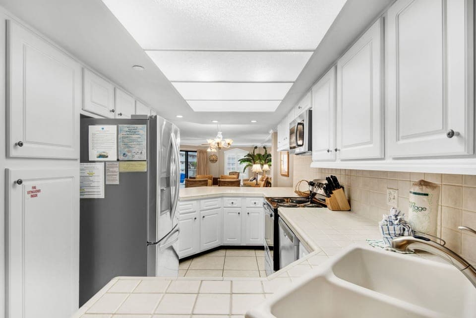 Full kitchen has all you need
