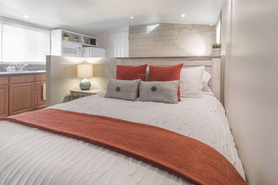 Comfortable Queen Bed with 540 Thread Count Linens