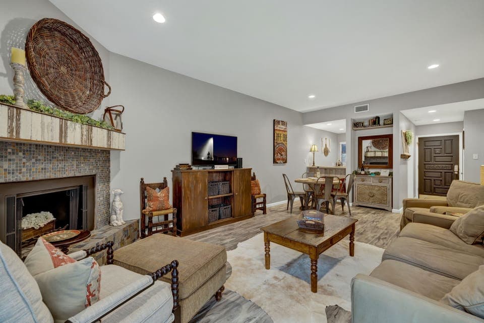 Cozy living room w/sleeper sofa for 2.