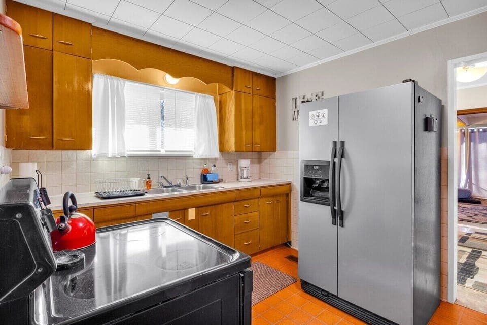Full Kitchen - fully stocked with pots, pans, dishes and much more for complete cooking