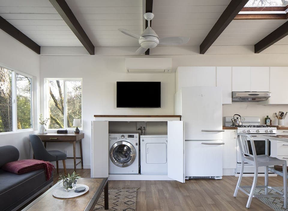 Living Room/Laundry