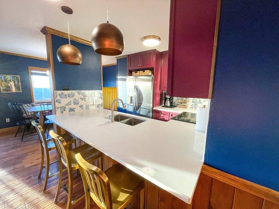 With plenty of space for family and friends to gather around, you can chat, snack, or help prepare the food together while still viewing the beautiful mountain scenery.
