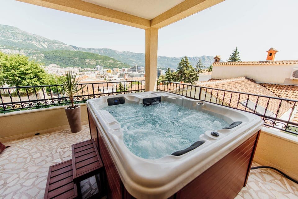 Outdoor spa tub