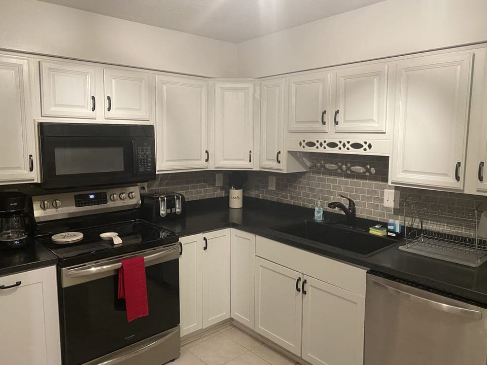 FULLY EQUIPPED KITCHEN BUILTIN MICROWAVE DISHWASHER, STOVE WITH BUILTIN AIRFRYER