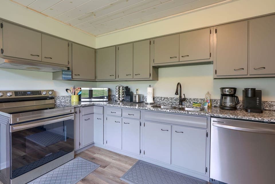 Kitchen: Keurig + Traditional coffee pot