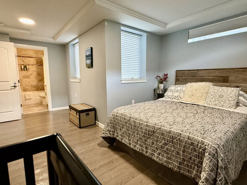 Back Bedroom (Queen)