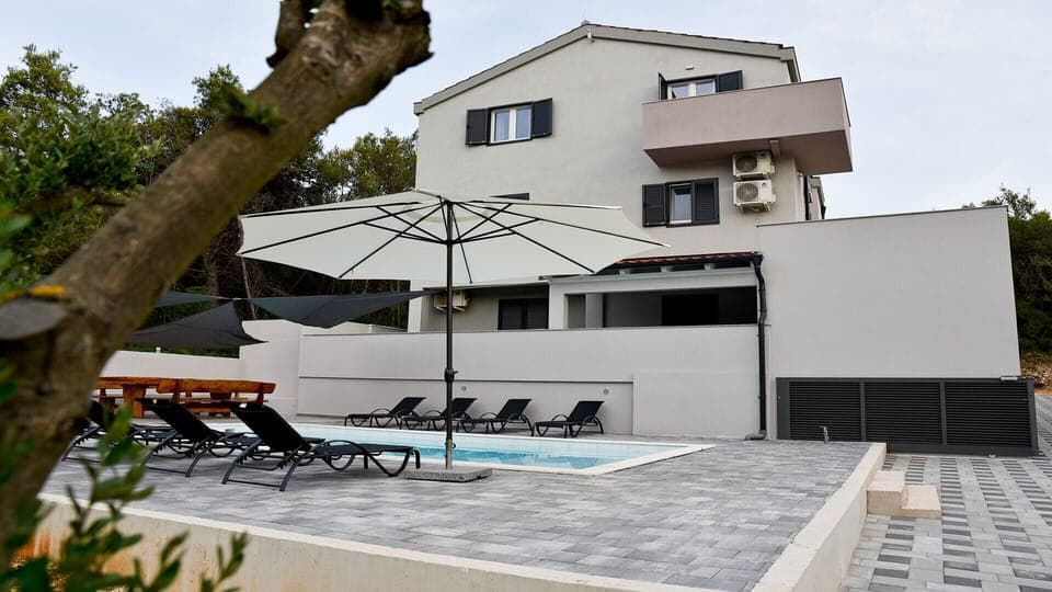 Beautiful 4-bedroom Villa with pool on the outer edge of the lively town of Zadar