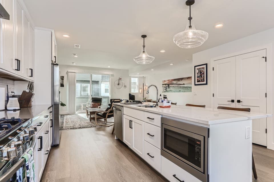 Kitchen - Fully Stocked and New Appliances