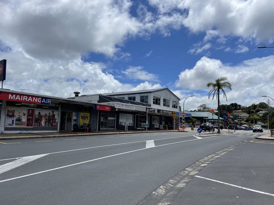 2min drive to shops and eateries in Mairangi bay