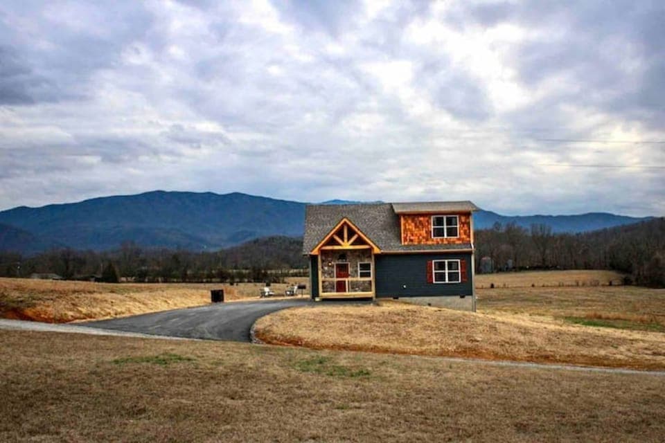 TREMENDOUS MOUNTAIN VIEWS from the valley!
