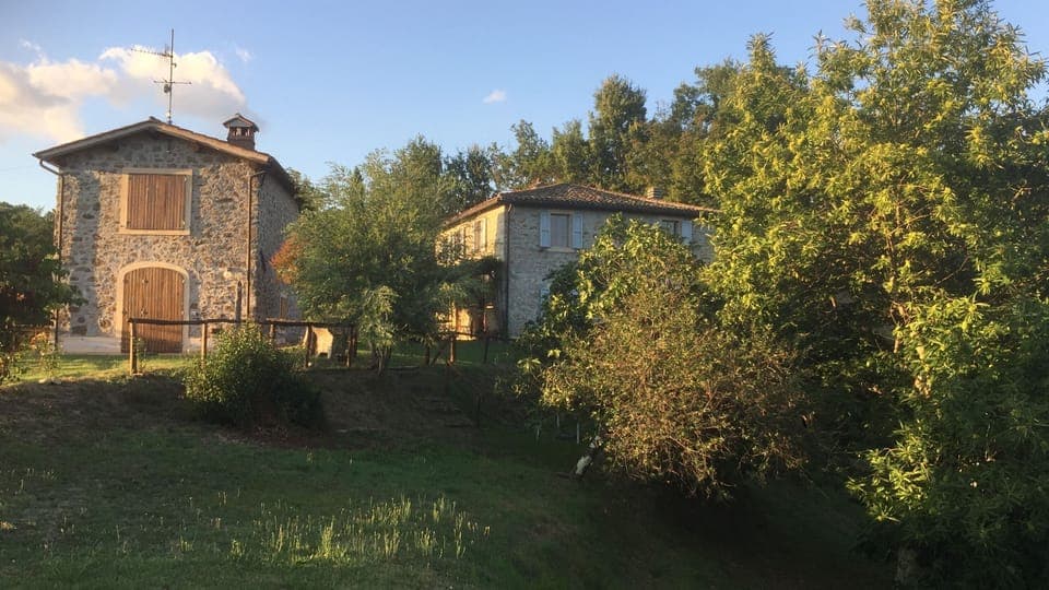 La Capanna seen in relation to the farmhouse (bookable separately, sleeps 6-7). 