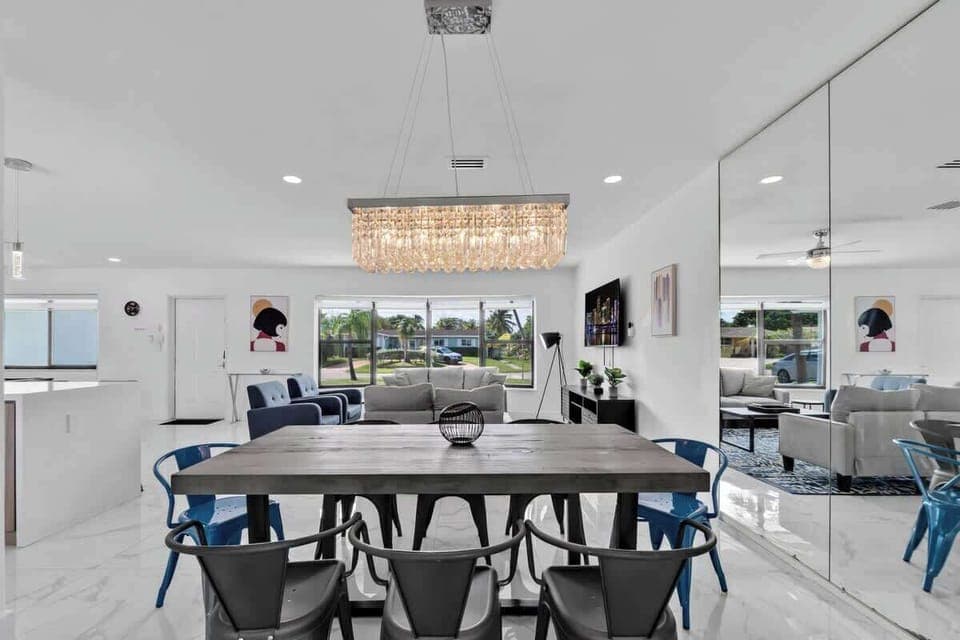 Gather in style in this bright, modern space 🌟 With a crystal chandelier, mirrored wall, and pool views, this vacation rental is perfect for family dinners, group getaways, or long-term stays. Elegant design meets tropical comfort.