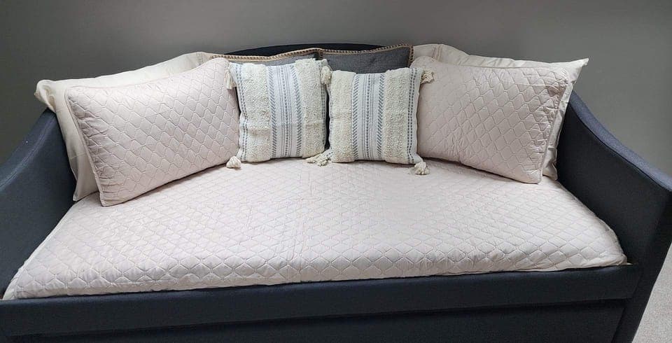 Twin day bed with twin trundle. (Sleeps 2) in the upstairs media room.