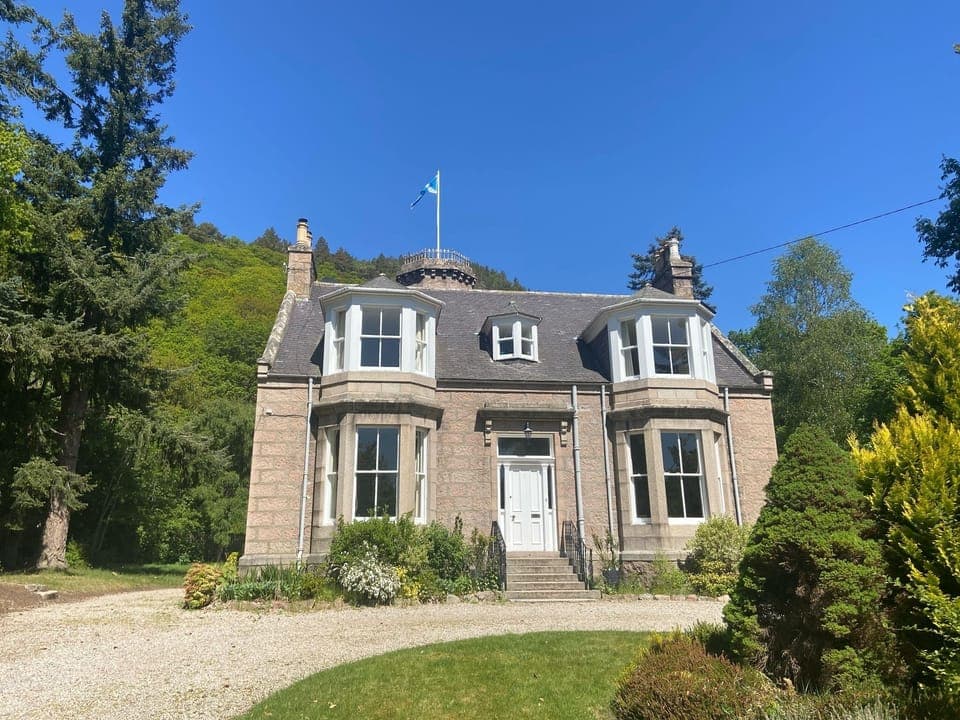Circular drive way leads to the front door of Glenbardie House