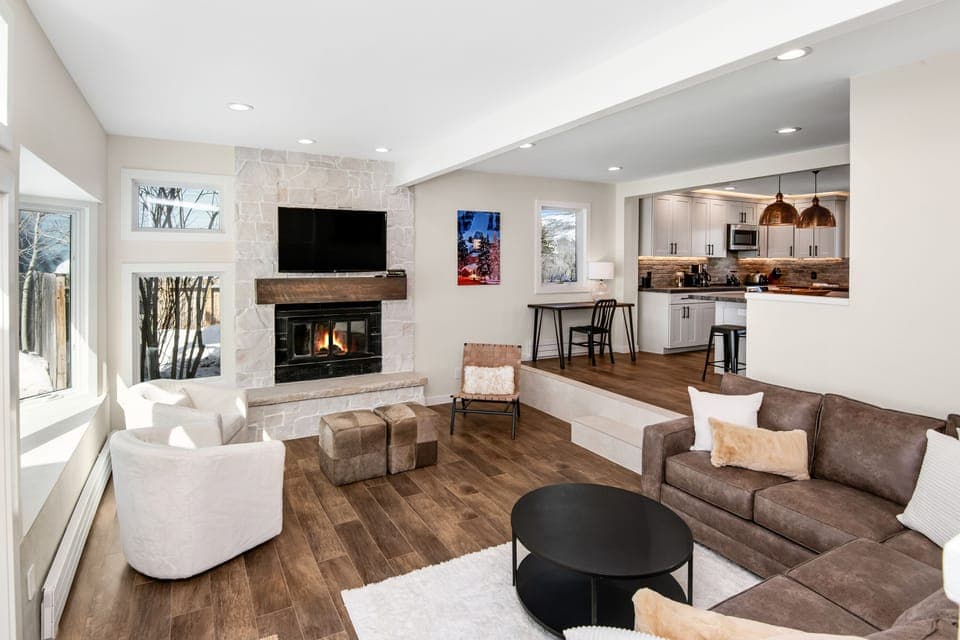 Living Room with Queen Sleeper Sofa - Smart TV, Fireplace, and Ample Seating (1st Floor)