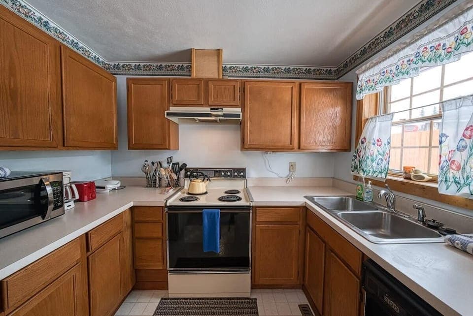 【Kitchen】 Gas range, dishwasher, full-size fridge — prep a full dinner here.