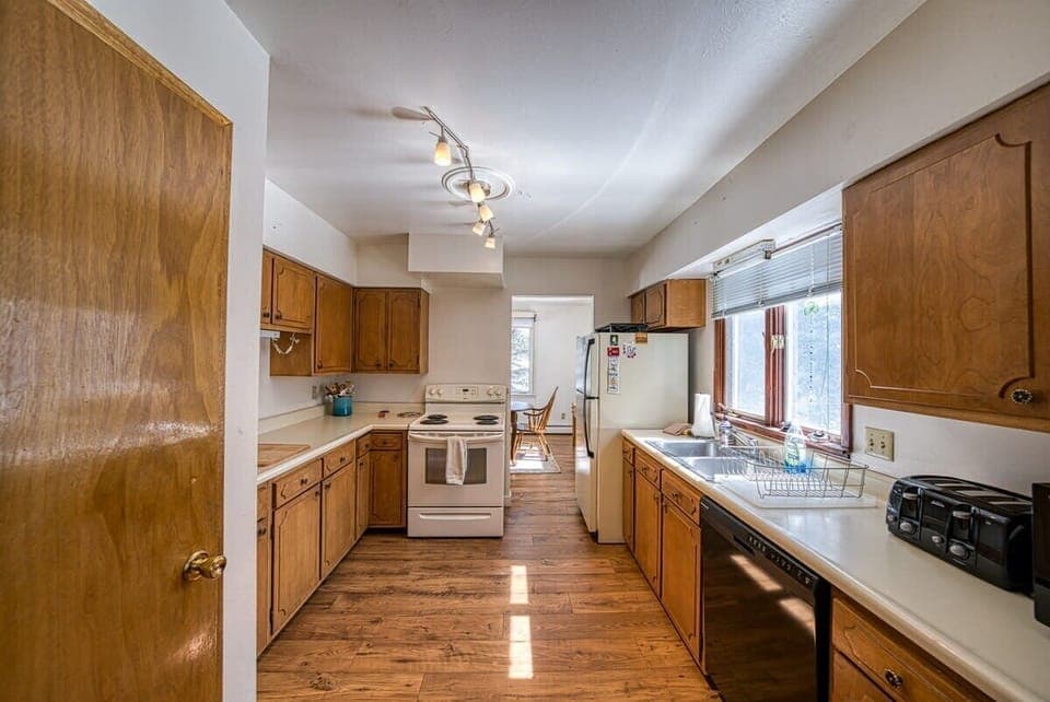 【Kitchen】Full gas range, dishwasher, and the stocked cookware groups need to actually cook for 10.