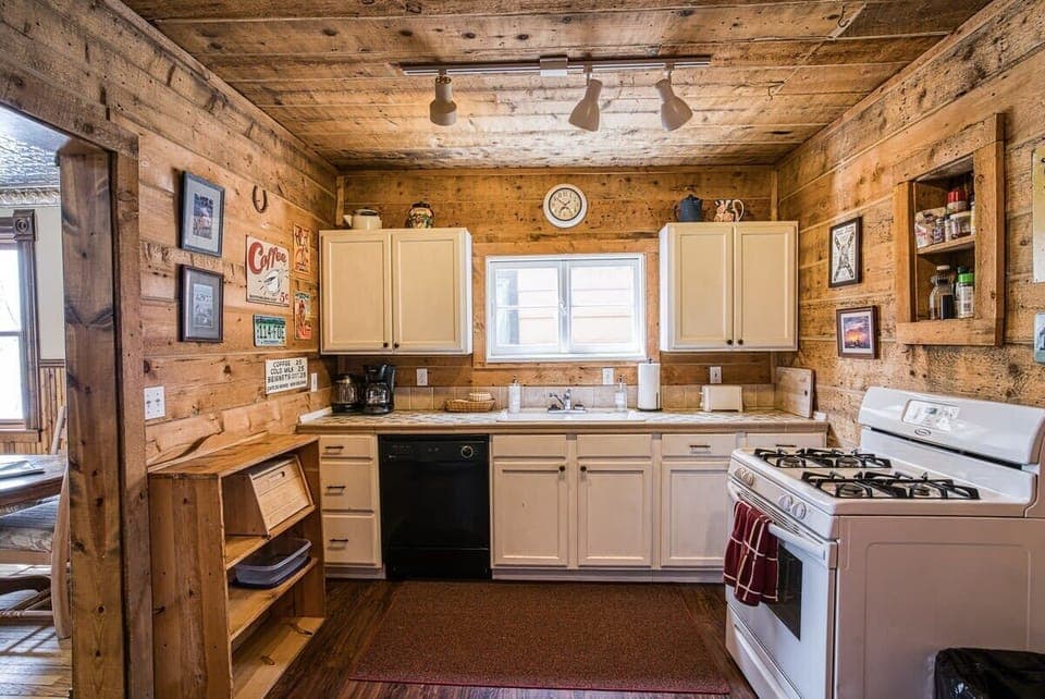 【Kitchen】 Fully equipped — cook dinner in, walk to breakfast out.