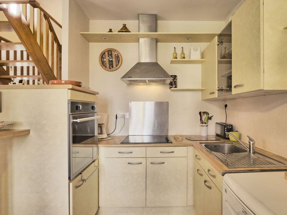 Cabinetry, Property, Countertop, Kitchen Sink, Sink, Building, Kitchen, Wood, Kitchen Appliance, Kitchen Stove