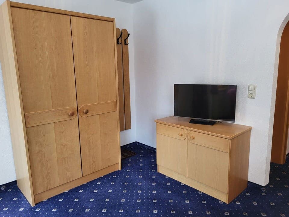 Cabinetry, Furniture, Building, Drawer, Wood, Interior Design, House, Flooring, Floor, Desk