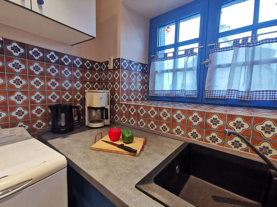 Property, Window, Wood, Interior Design, Lighting, Building, Cabinetry, Architecture, Flooring, Floor