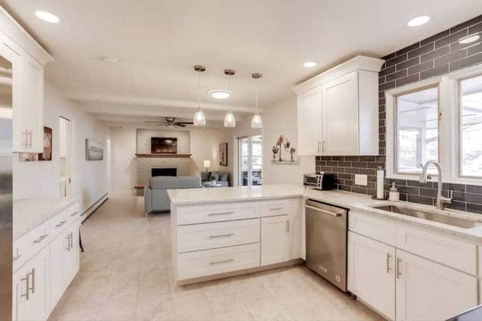 Fully outfitted kitchen with cookware, table service, appliances & more!