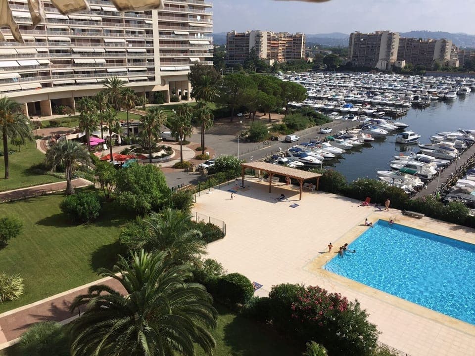 Residence Le Concorde.Swimming pool, placette with bar and two restaurants.