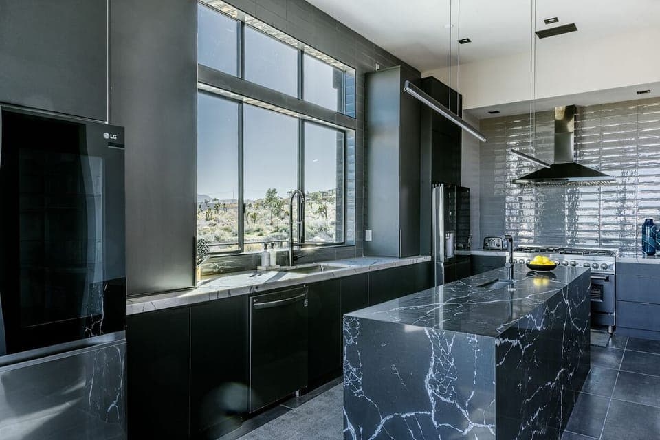 Spacious kitchen equipped with complete appliances