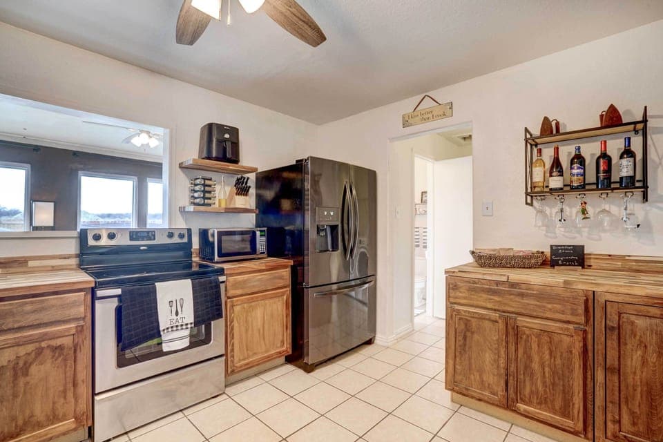 Kitchen | Cooking Basics | Coffee Maker | Paper Towels/Trash Bags Provided