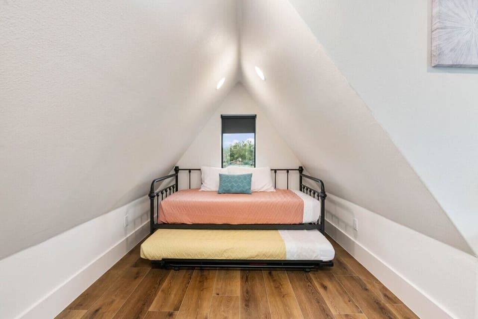 Loft 2 twin daybeds/2 trundles and desk area