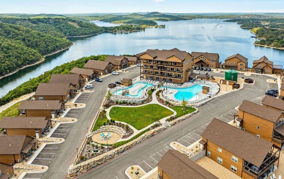 NEW Wilderness Mountain Luxury Lakefront Resort! 2 Outside Pools & Lazy River!!!
