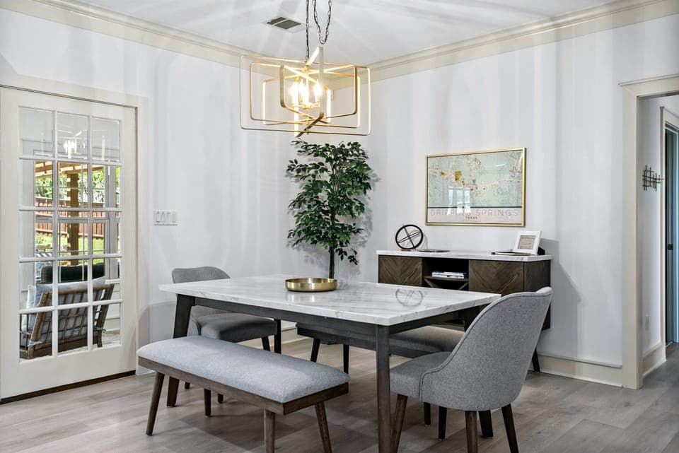Dining Area between the kitchen and living room. Great space for your group!