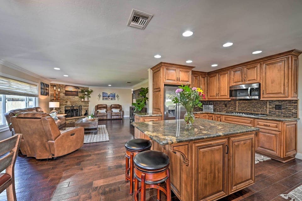 Kitchen & Living Room | Free WiFi | Central A/C & Heating