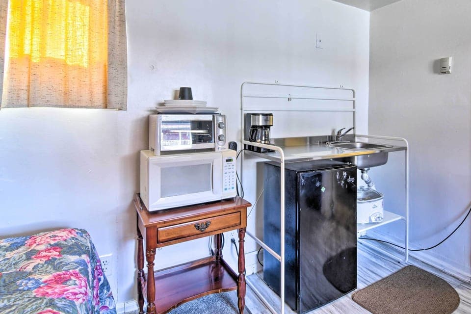 Kitchenette | Drip Coffee Maker | Toaster/Oven