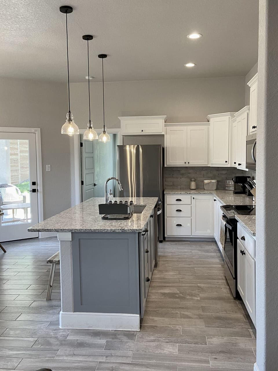 Kitchen is well equipped (coffee maker, blender, pots and pans, condiments)