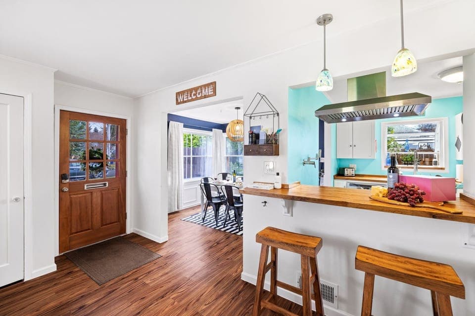 Discover the versatility of our space with an additional dining and/or workspace area, designed to cater to your various needs. 