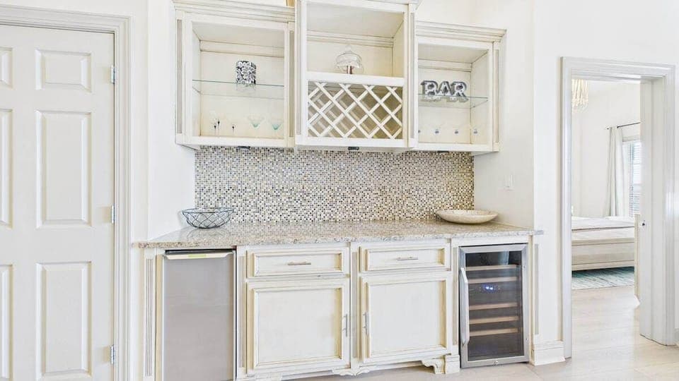 Bar area with wine cooler and storage