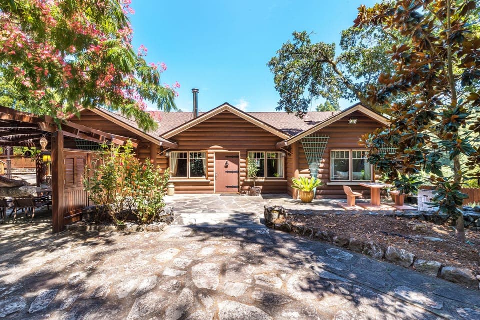 Welcome to the historic Rocktop Lodge!