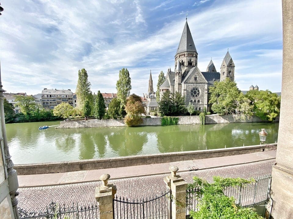 site of interest nearby view monument