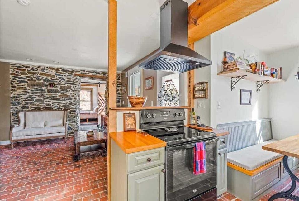 A cooker's delight as well as a fully stocked kichen!