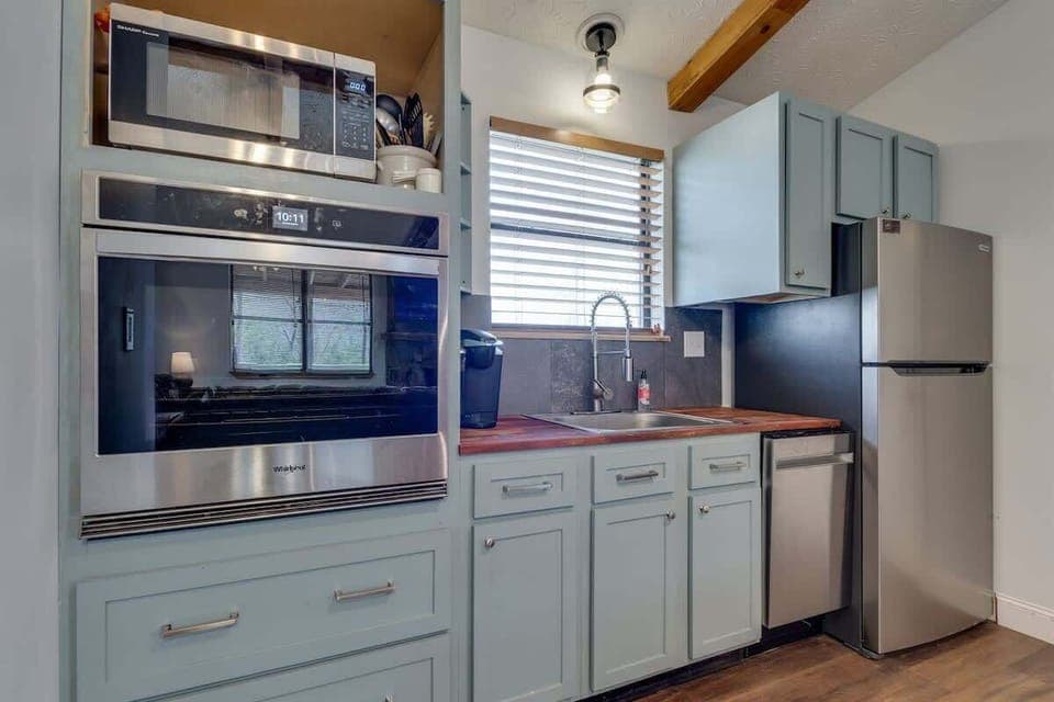 Everything you need to cook is here, plus shiny stainless steel appliances.