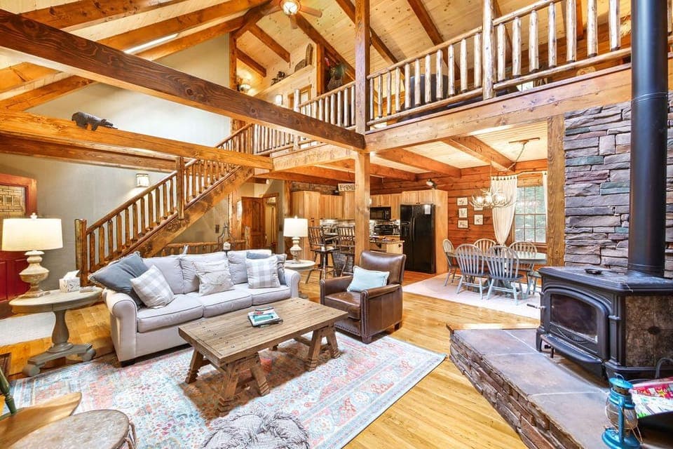 Welcome to the heart of this cozy log cabin, where the comfort of wood and warmth allow you to relax. As you step through the door, the inviting ambiance surrounds you, transporting you to a world where simplicity and comfort are combined.