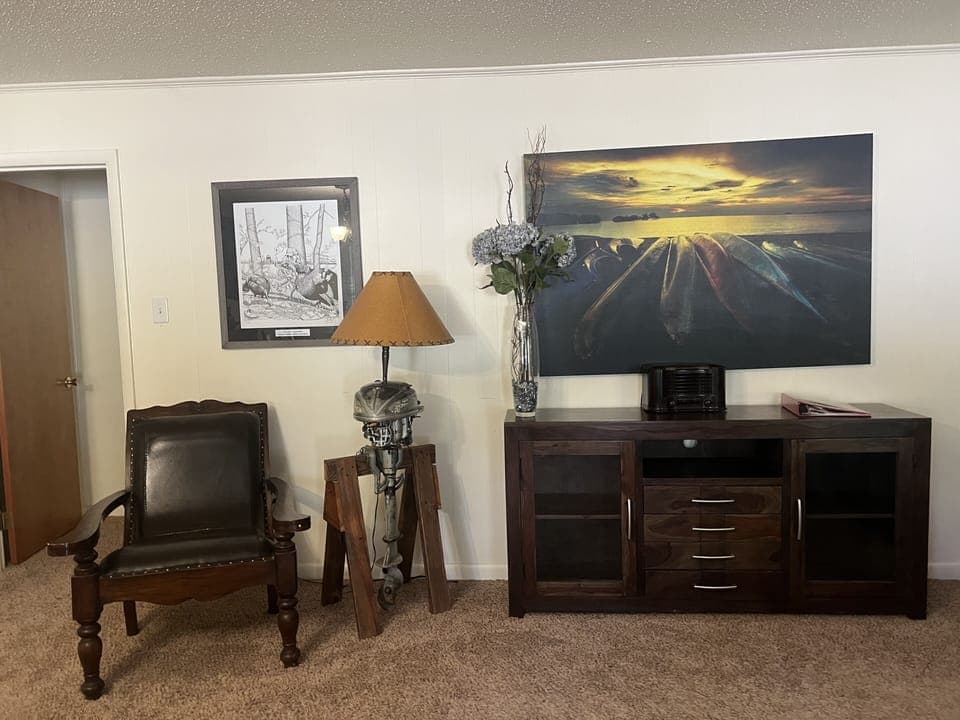 Indoors, Furniture, Living Room, Chair, Screen