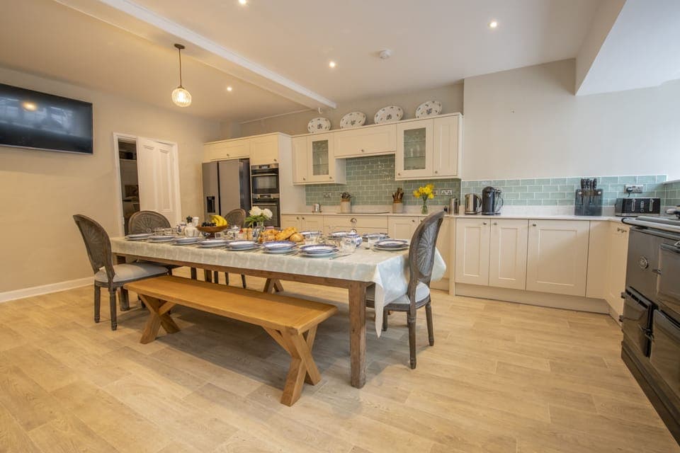 Ground floor: Well-equipped kitchen and breakfast seating area