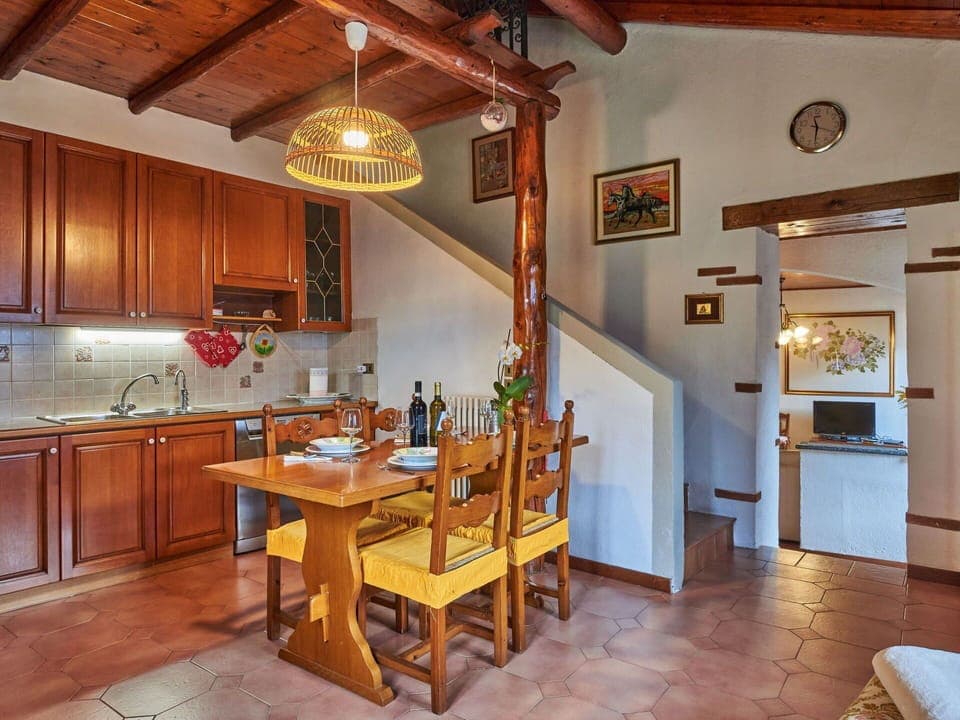 Water, Sky, Boat, Daytime, Building, Cloud, Watercraft, Azure, Vehicle, Plant