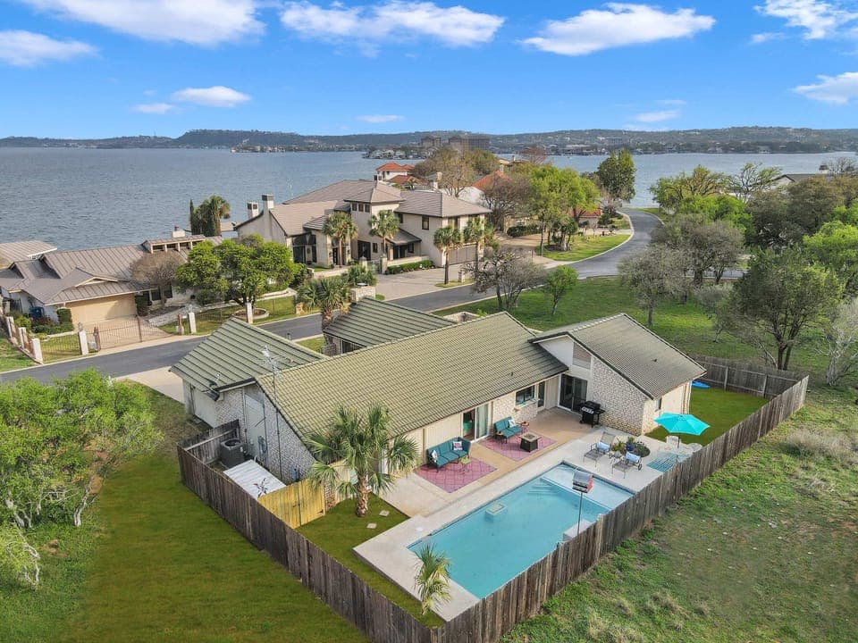 Amazing Home Across From Lake