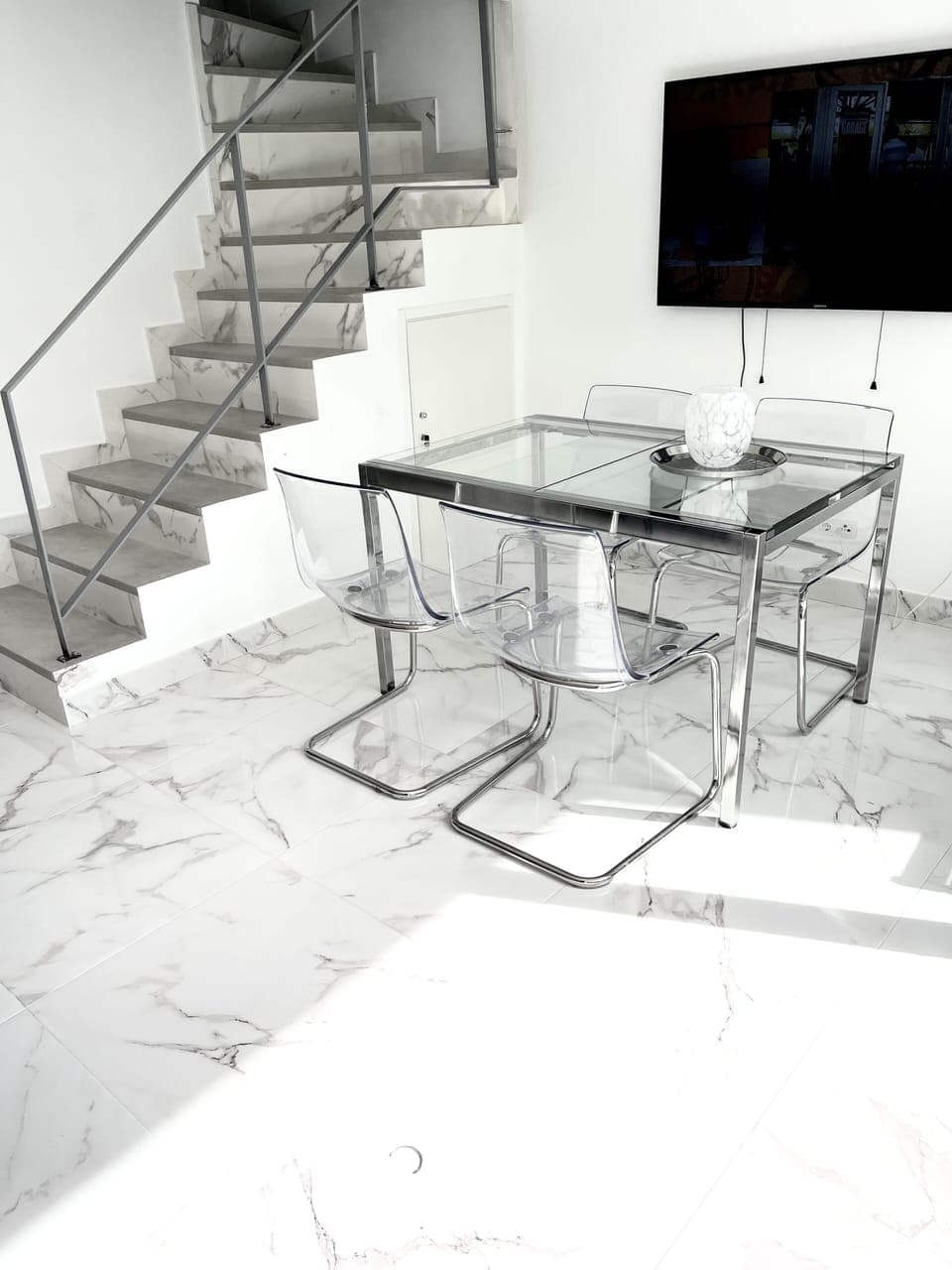 Dining area , 6 chairs (the table us possible to make bigger)