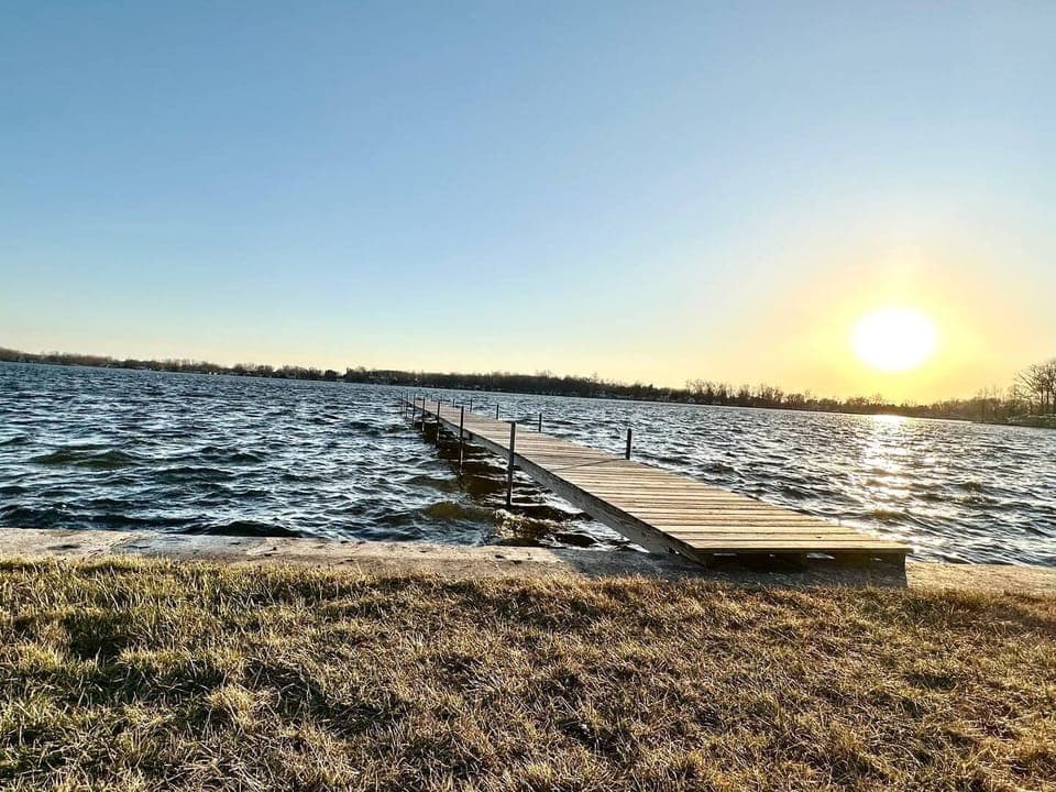 Lake front pier with space for guests to park boats!