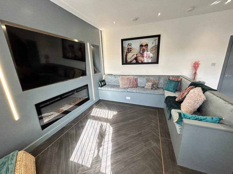 Living Room / Lounge